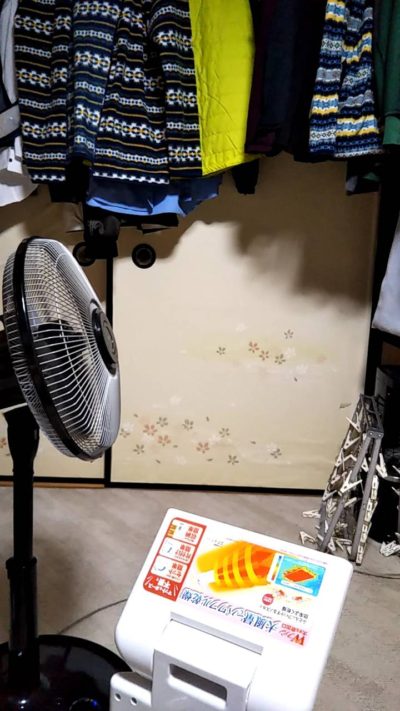 布団乾燥機で洗濯物を乾かす